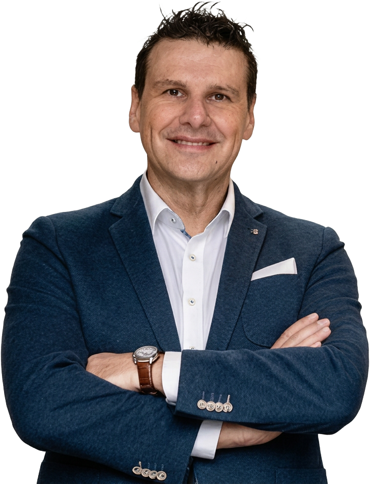 Jean Lemmens, specialist arbeids- en ontslagrecht en oprichter van Ontslag Center, met de armen over elkaar — vastberaden en betrouwbaar aanspreekpunt in Bunde.